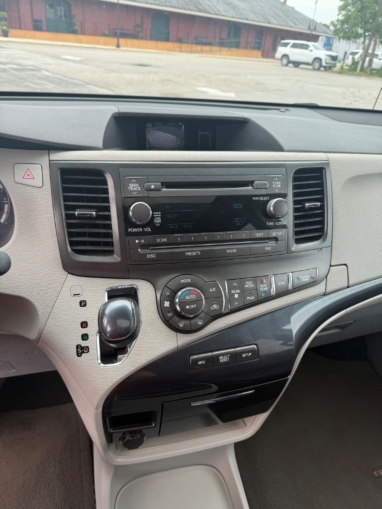 2011 Toyota Sienna SE - Photo 17