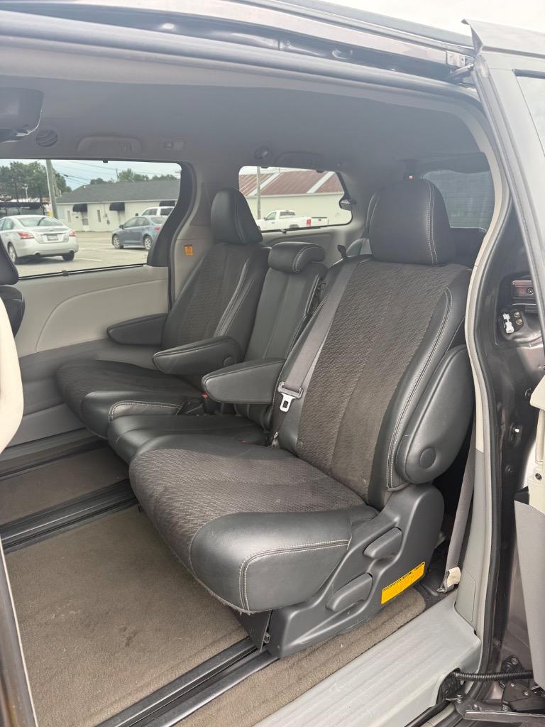 2011 Toyota Sienna SE - Photo 11