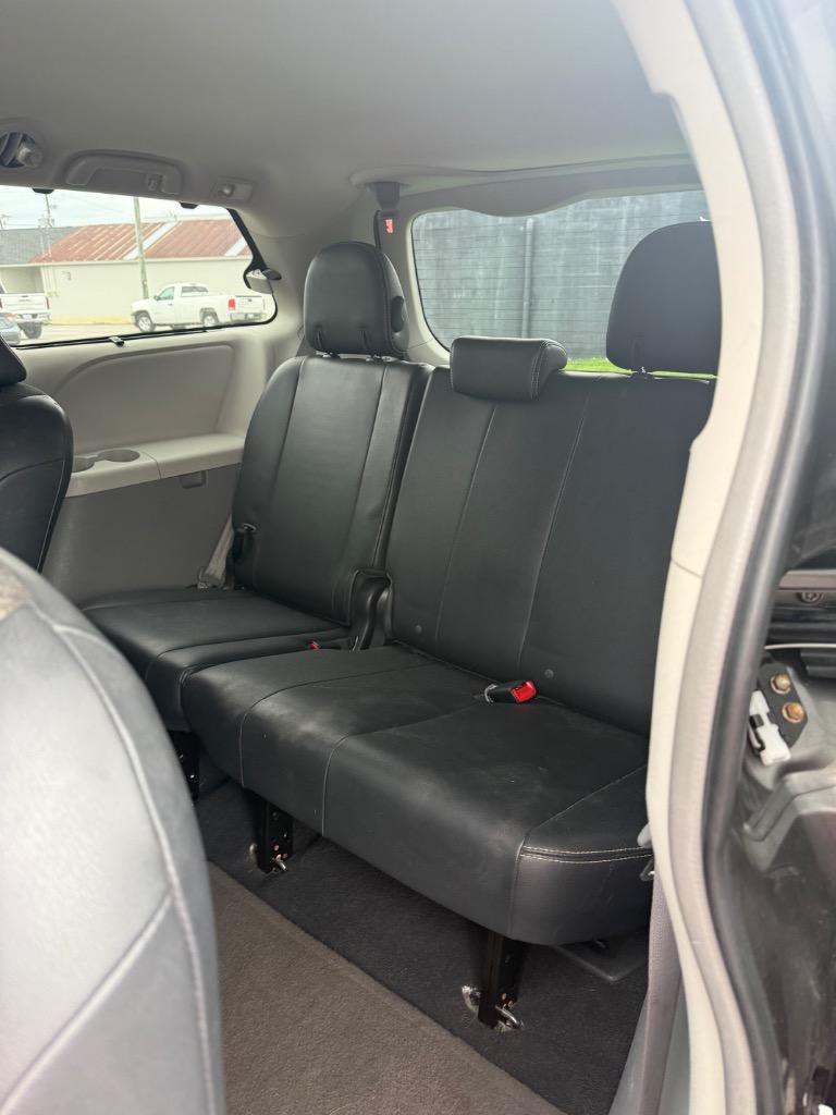 2011 Toyota Sienna SE - Photo 13