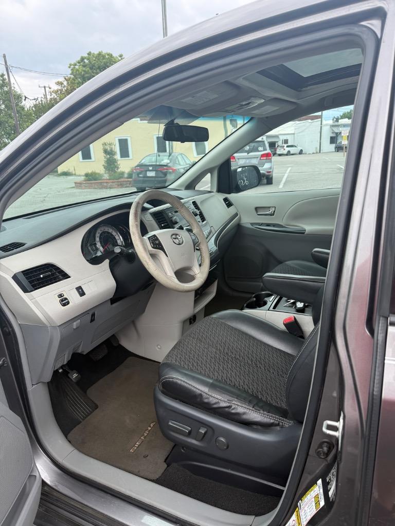 2011 Toyota Sienna SE - Photo 10