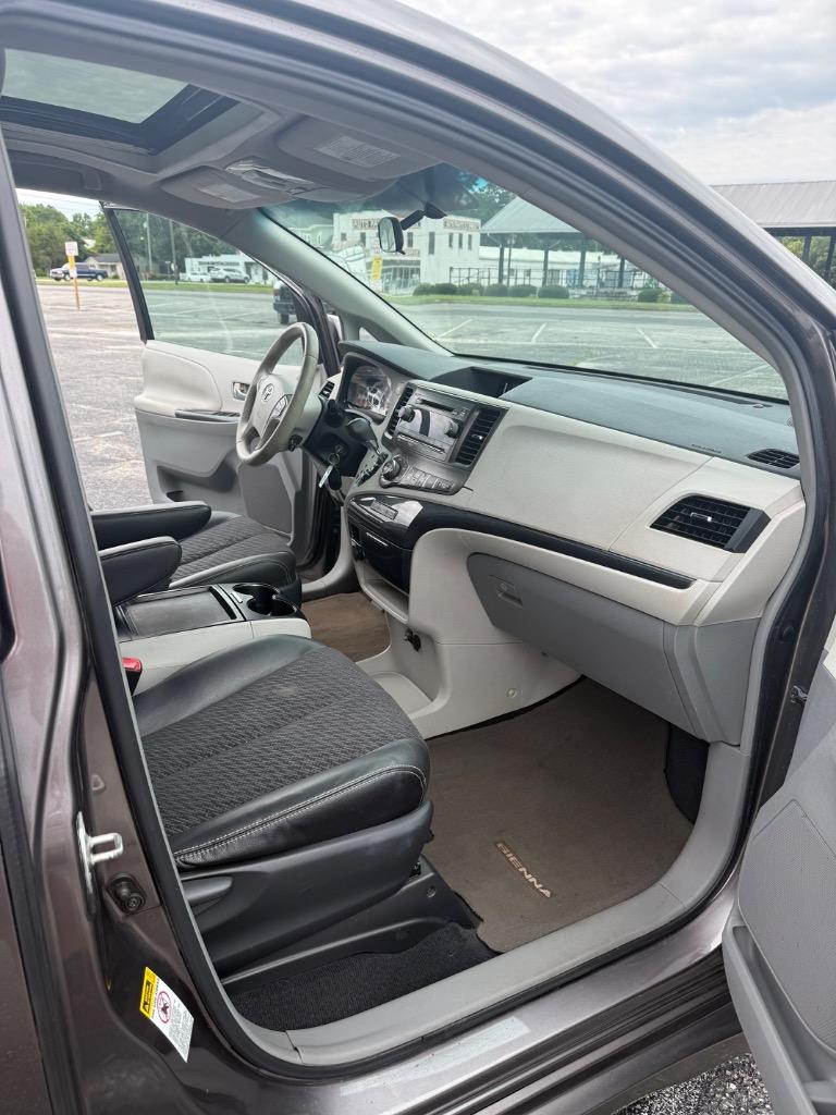 2011 Toyota Sienna SE - Photo 15
