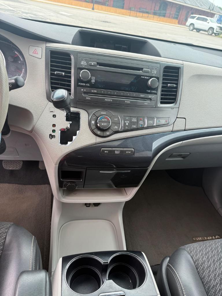 2011 Toyota Sienna SE - Photo 18