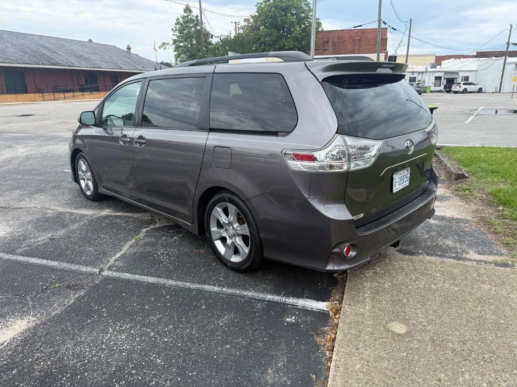 2011 Toyota Sienna SE - Photo 8